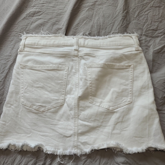 Express White Denim Mini Skirt Women SZ 4 raw hem and waistband beachyvibes - Picture 5 of 7